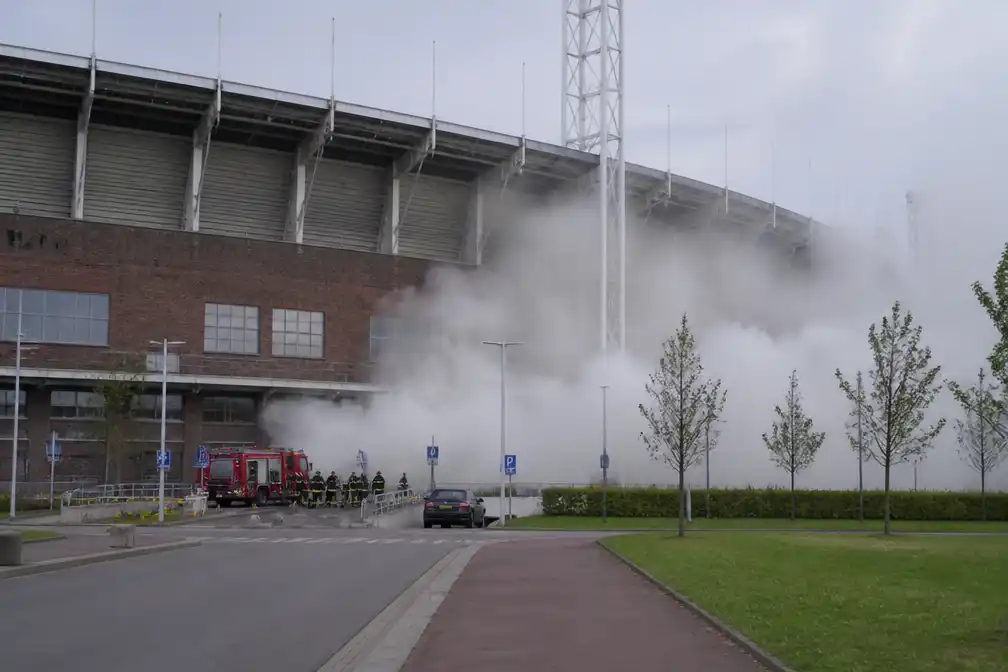 Brand in kruipruimte Olympisch Stadion Amsterdam zorgt voor veel rook