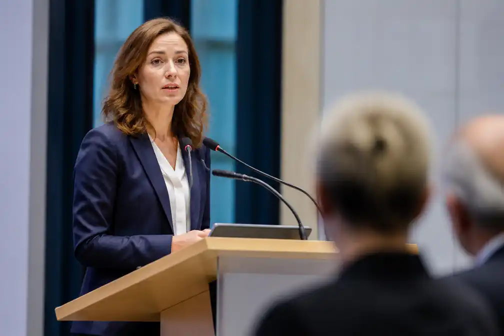 Minister Hermans biedt namens kabinet excuses aan Q-koortspatiënten aan