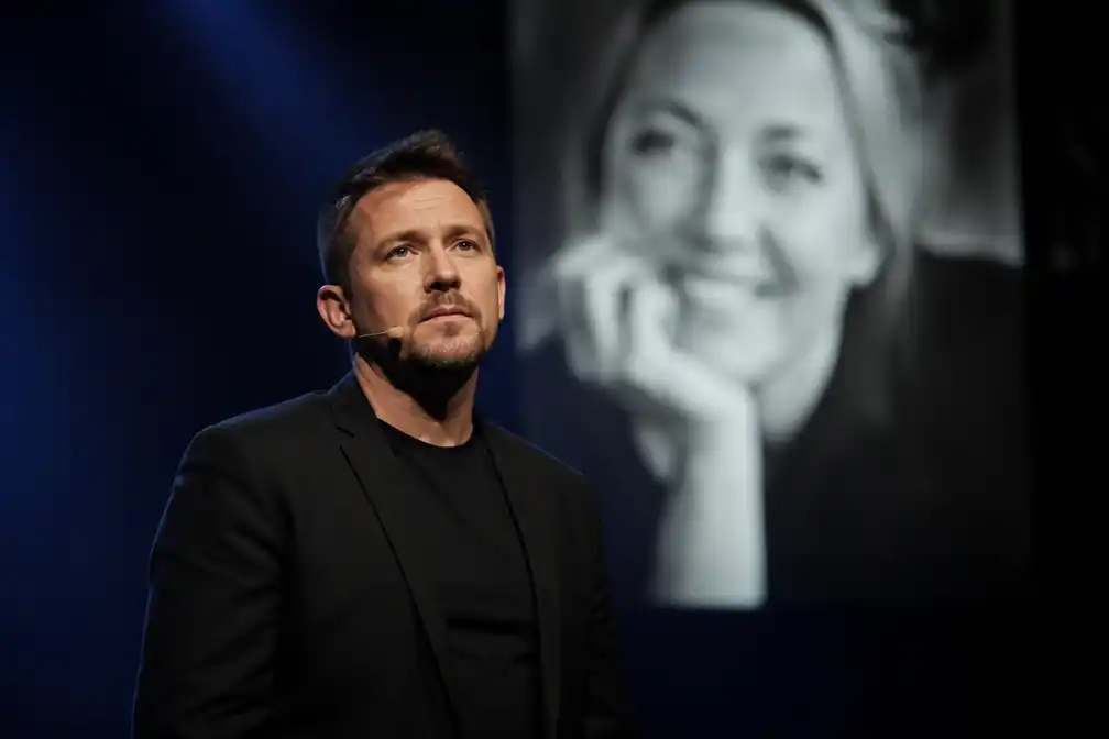 Johnny de Mol vertelt voor het eerst zijn verhaal in voorstelling, dankbaar voor zus