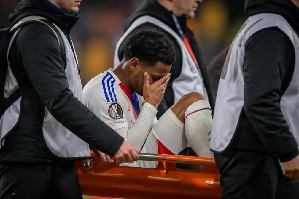 Openda huilend van het veld gedragen bij nederlaag Lyon tegen Lens