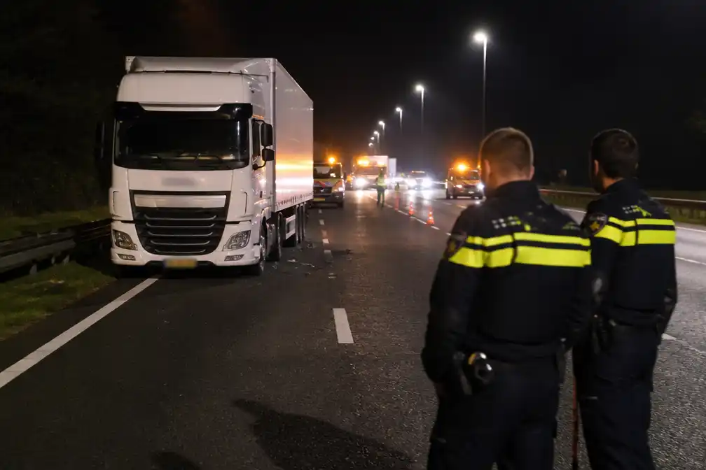 Voetganger overleden na aanrijding met vrachtwagen op A58 bij Tilburg