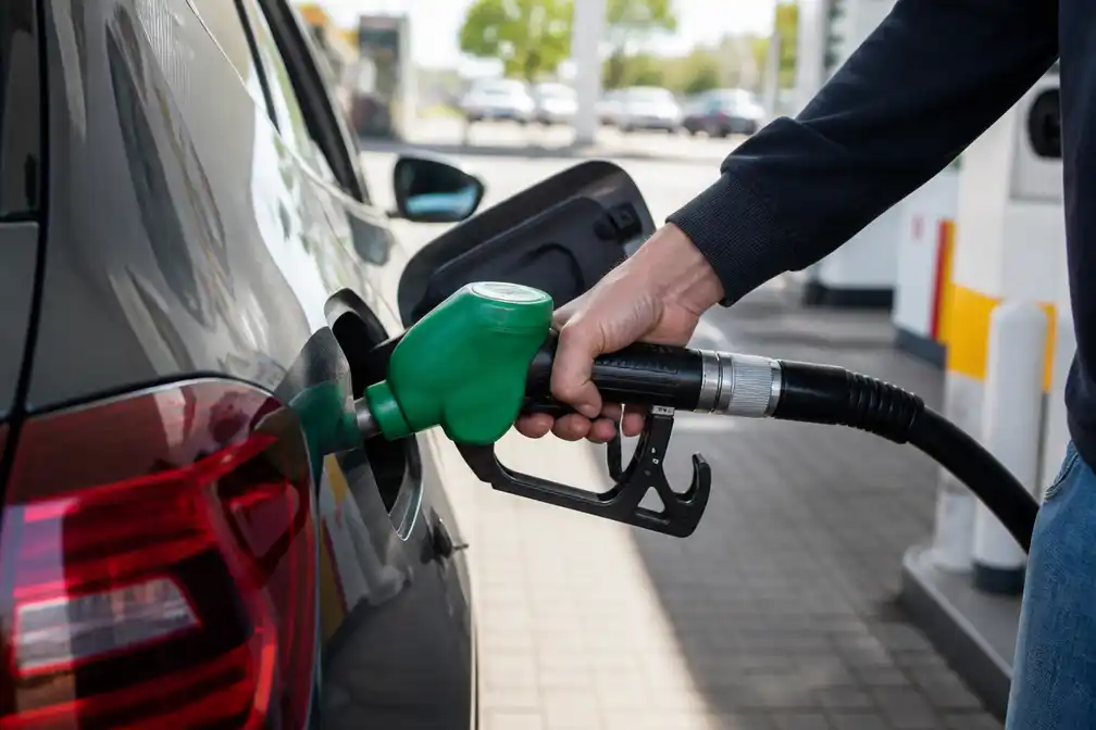 Benzineprijs in Nederland breekt record en is nu even duur als diesel