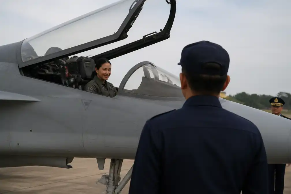 Thaise koningin Suthida vliegt voor het eerst zelfstandig in straaljager