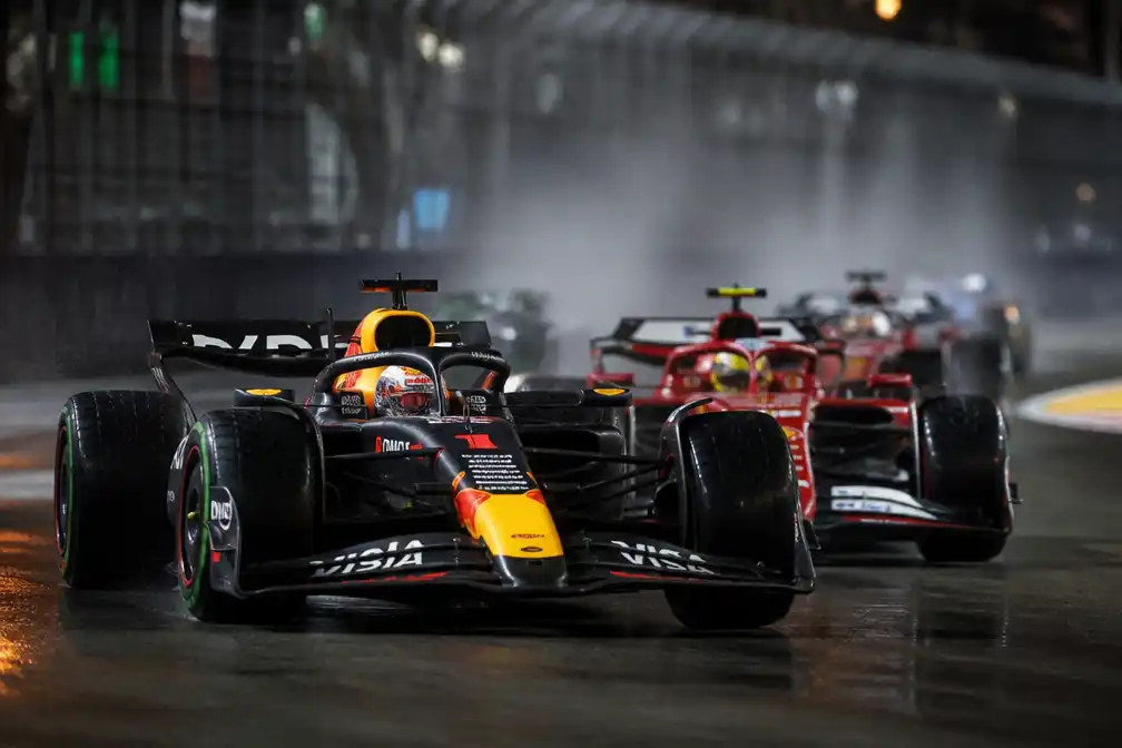 Verstappen wint natte sprintrace in Singapore, Russell crasht