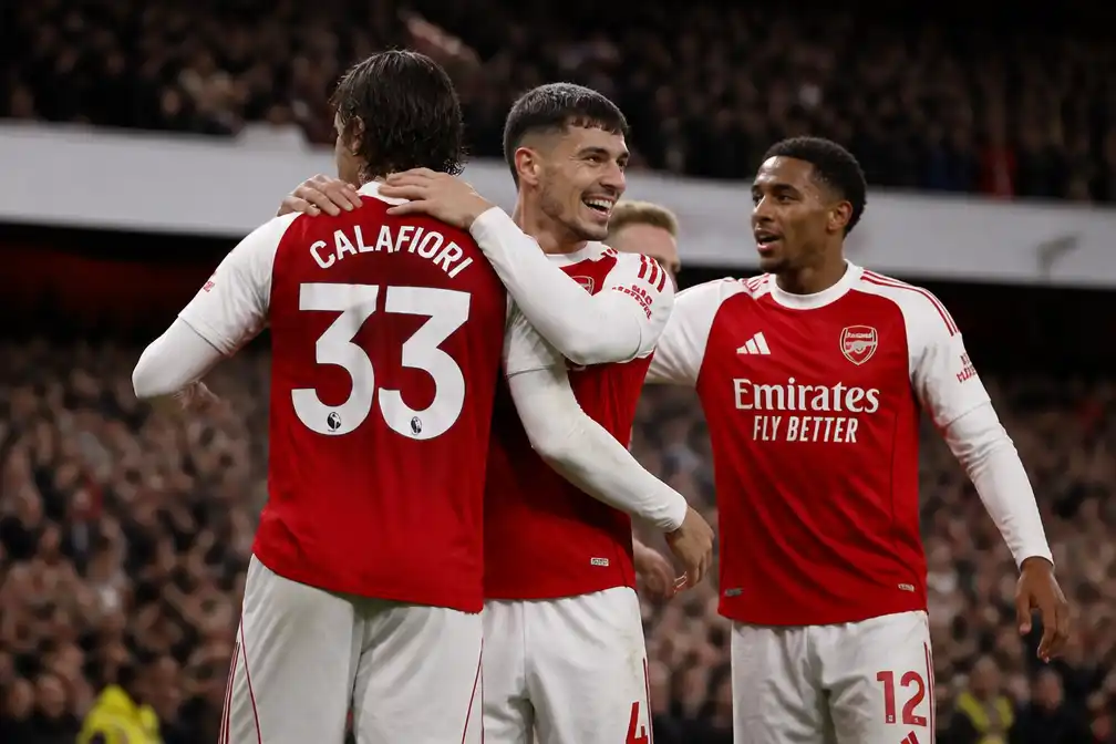 Arsenal verslaat Leeds United met 2-1 na achterstand in Premier League-hervatting