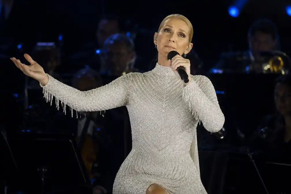 Comeback Céline Dion in Parijs beleeft derde week ondanks misstap op podium