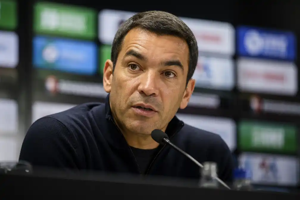 Van Bronckhorst hecht weinig waarde aan koppositie Feyenoord na 2-0 zege op AZ