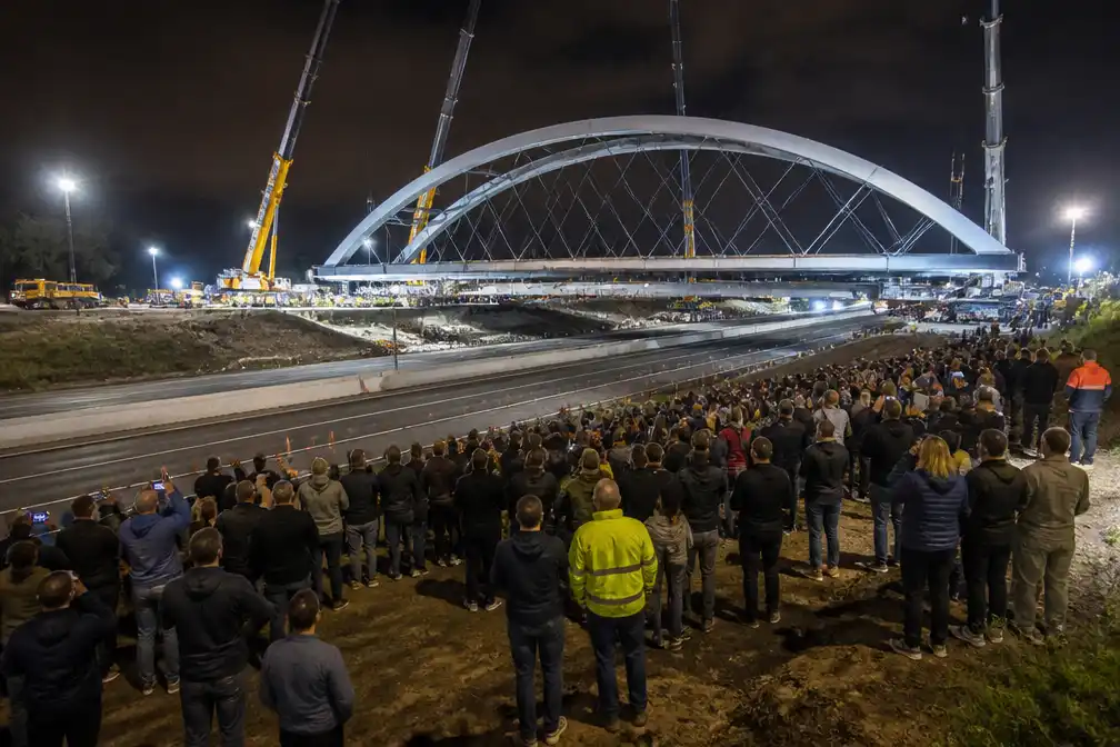 Meer dan 2.000 toeschouwers zien plaatsing van boogbrug van 4.000 ton over E40 in Bertem
