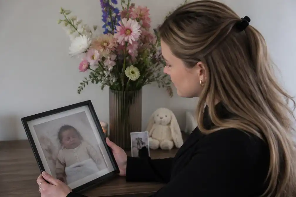 Gwen (31) groet elke ochtend haar stilgeboren dochter Fé na zwangerschap van 32 weken