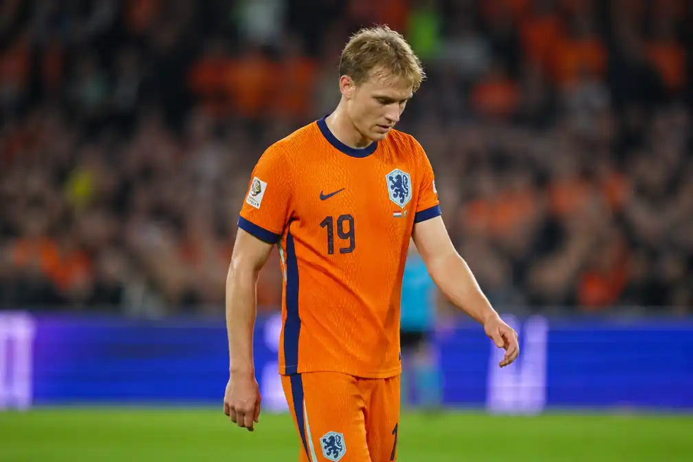 Harde landing voor Oranje-spits Mexx Meerdink bij optreden in De Kuip