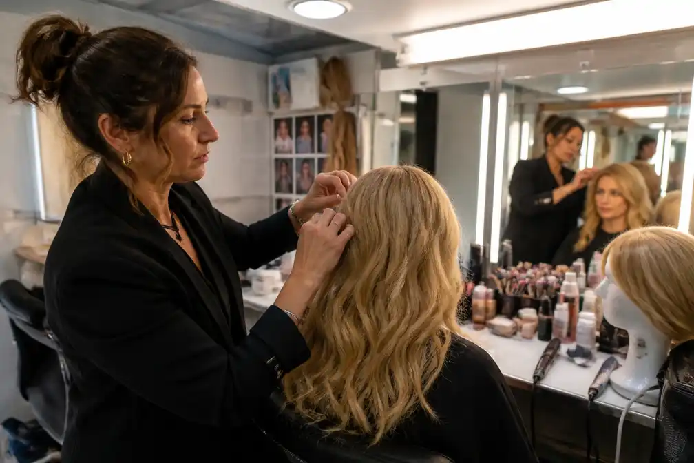 Bijna alle acteurs Gooische Vrouwen dragen haarwerk, zegt visagiste