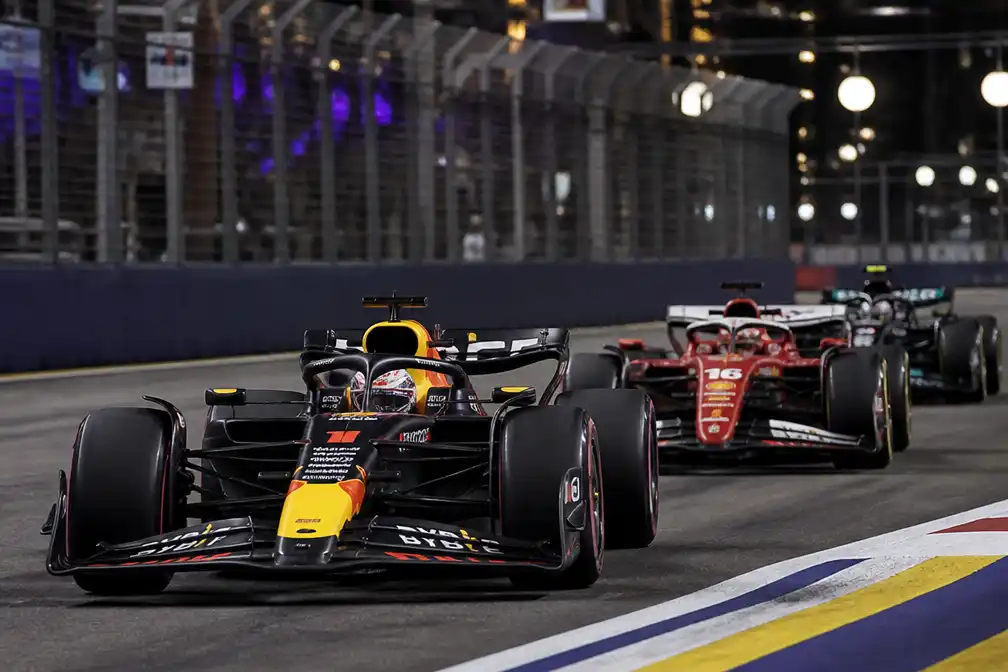Verstappen wint Grand Prix van Singapore vanaf pole in zijn 250e race
