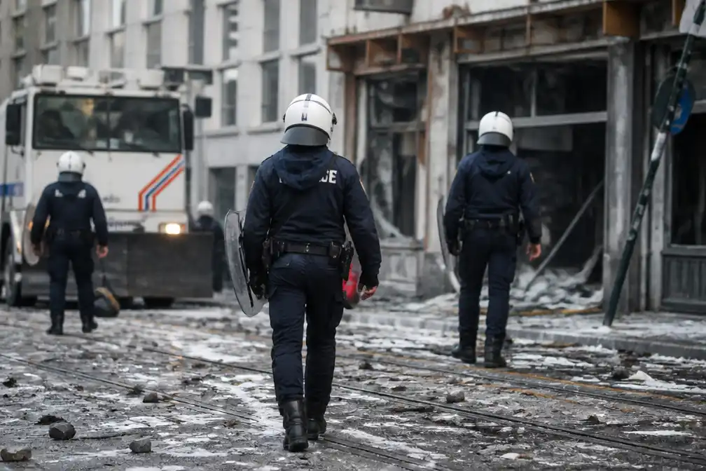 Brusselse politie woest nadat acht opgepakte minderjarigen na rellen weer vrij zijn