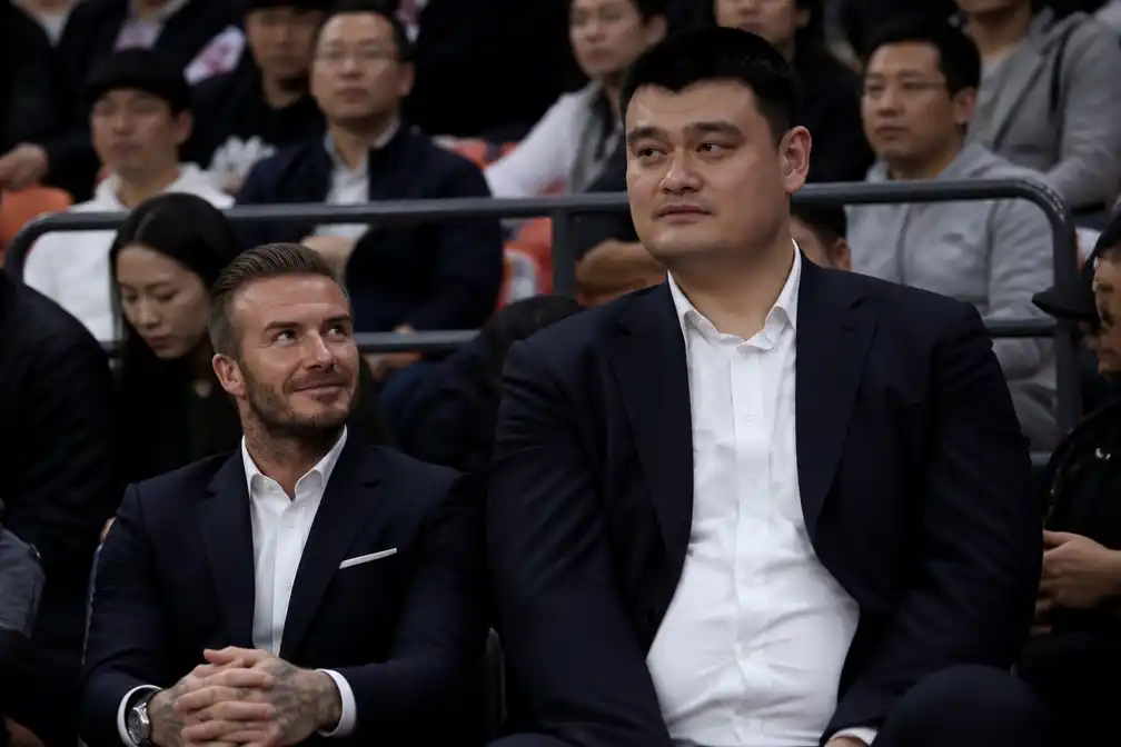 Lengteverschil tussen Beckham en Yao Ming zorgt voor hilariteit op sociale media