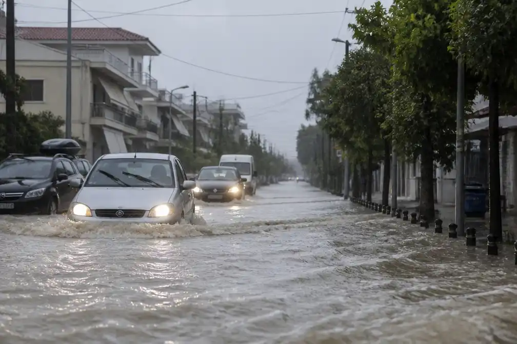 Code rood in Griekenland: noodweer zet straten, winkels en woningen onder water
