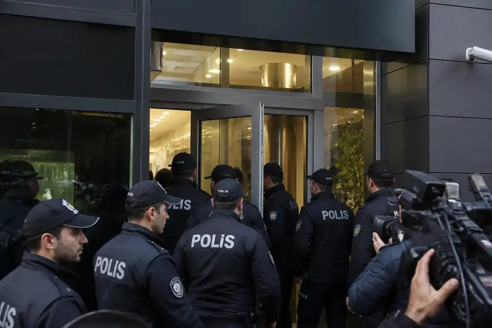 Turkse politie valt binnen bij oppositiezender Halk TV, uitzendingen stilgelegd