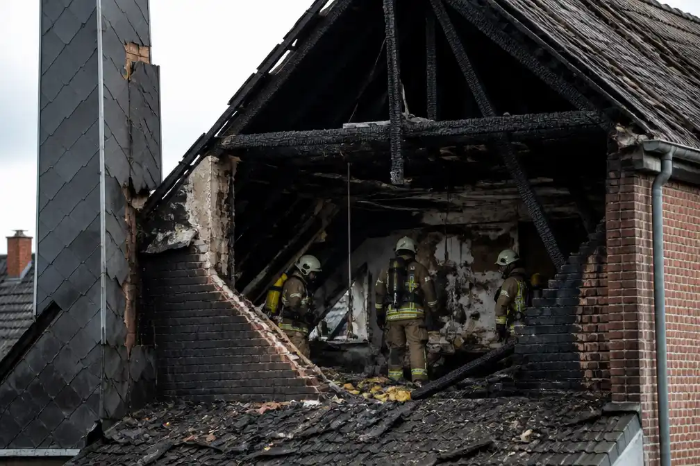 Oververhitte plafondverlichting oorzaak van brand in Halle met vier woningen