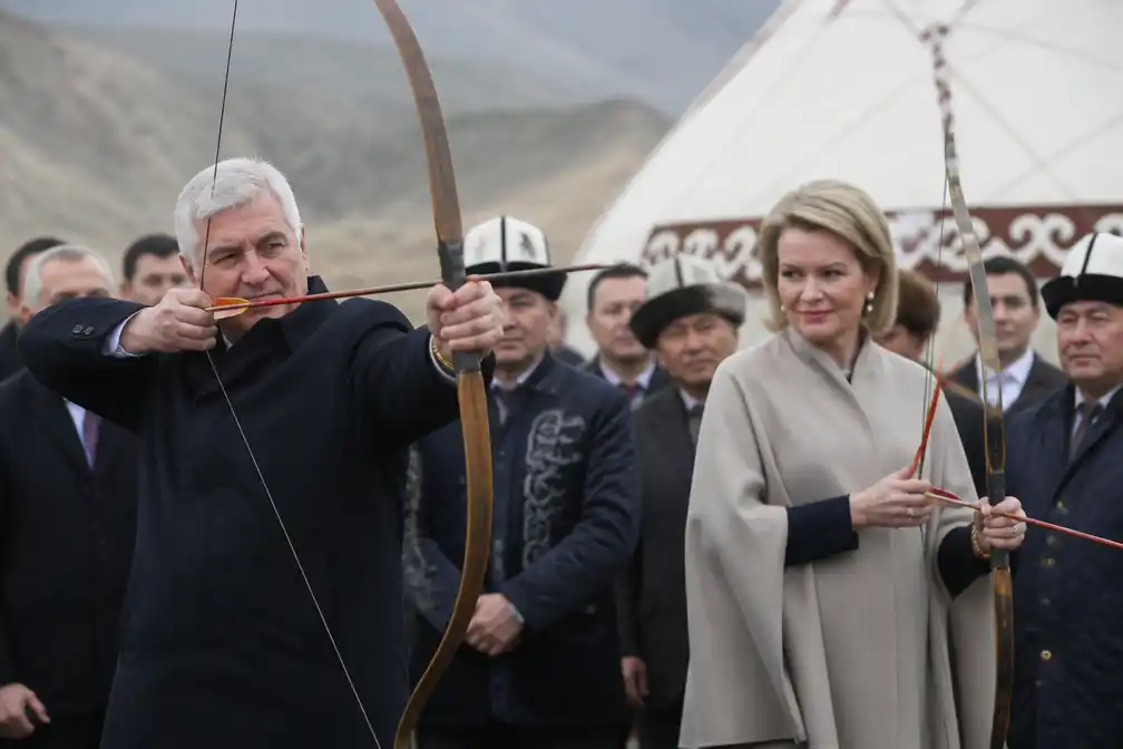 Koning Filip en koningin Mathilde proberen boogschieten uit in Almaty