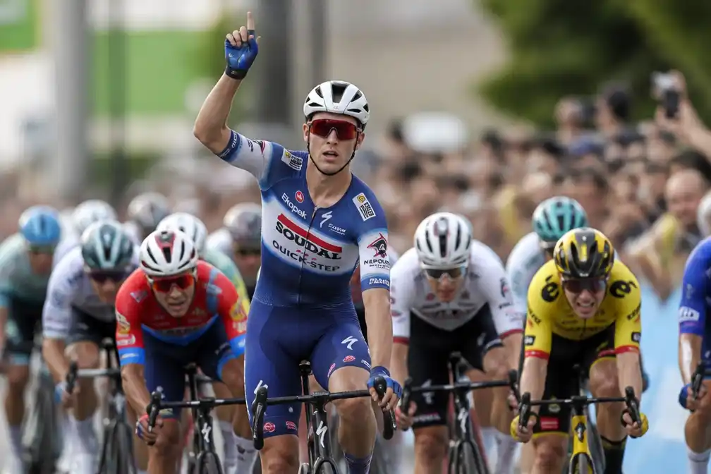 Tim Merlier wint op alternatieve manier; ploeggenoten noemen sprintcontrole 'kunst'