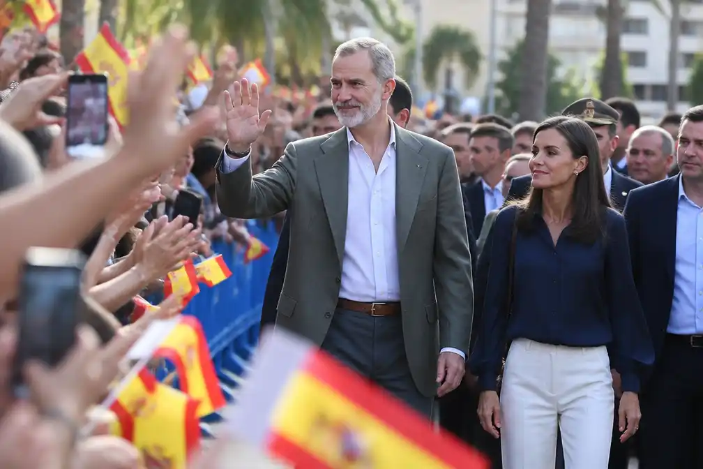Felipe en Letizia in Melilla door duizenden bezoekers verwelkomd