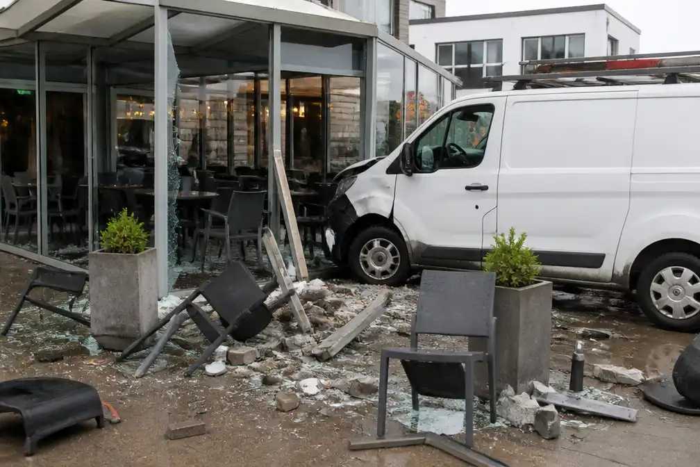 Bestelwagen mist bocht aan rotonde in Kruishoutem en crasht in frituur: vier klanten gewond