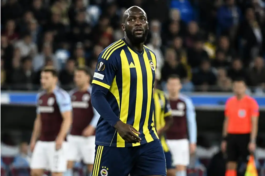 Lukaku valt in, maar Fenerbahçe verliest met 6-0 van Aston Villa