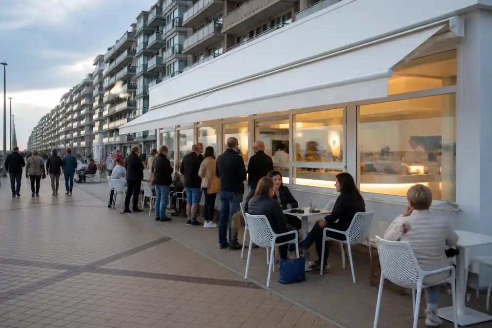Buren trekken naar vredegerecht voor geluidsoverlast van ijssalon Marc Coucke in Duinbergen