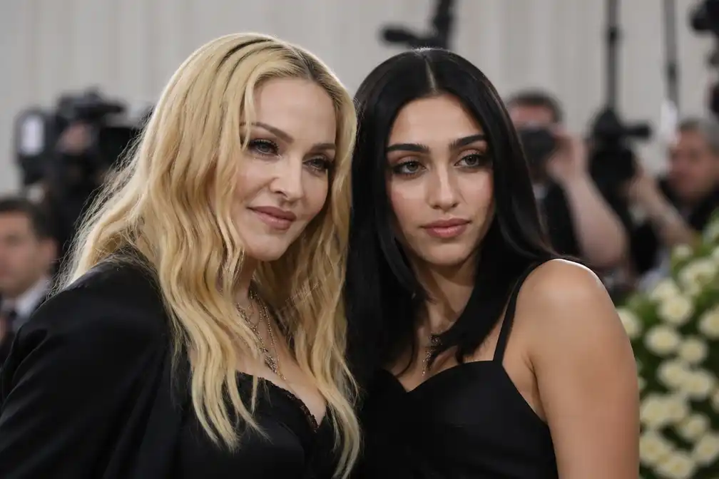 Madonna herinnert zich mediahelikopters rond geboorte Lourdes