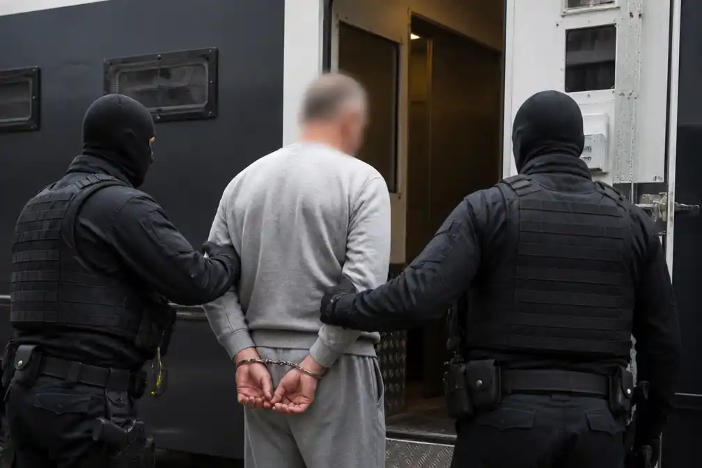 Jan G. onder strenge beveiliging overgedragen van Duitsland aan Nederland