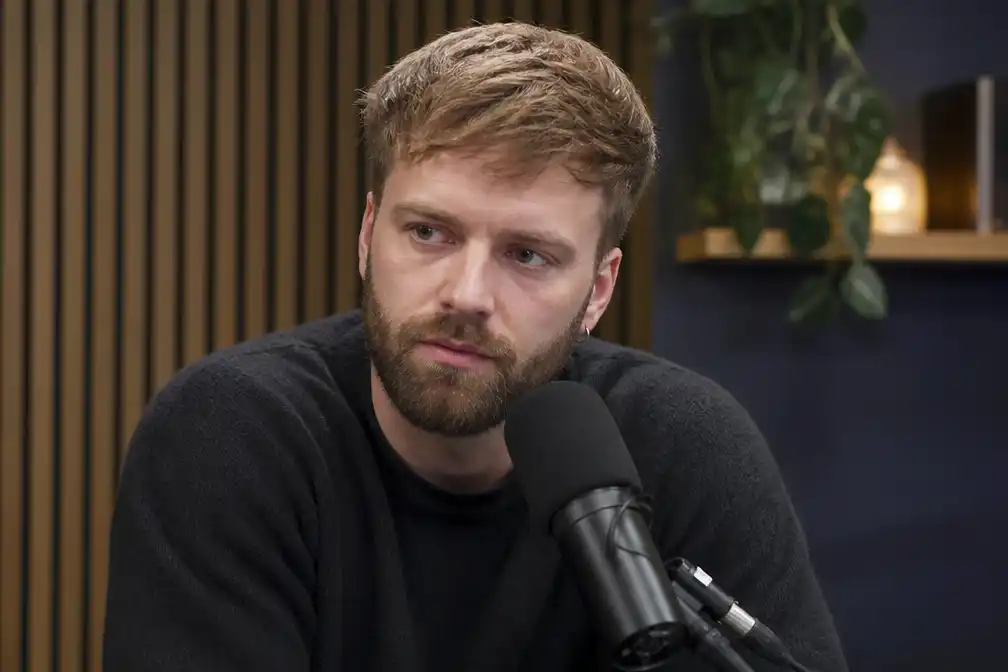 Tim Hofman reageert in Radio BOOS op kritiek op zijn kleding bij Televizier-gala
