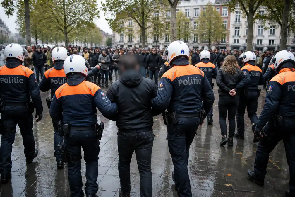 Politie ontruimt onvergunde betoging op De Coninckplein in Antwerpen, twee opgepakt