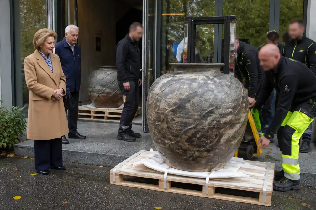 Koningin Sonja plaatst twee keramische potten van 400 kilo bij kunsthal in Oslo