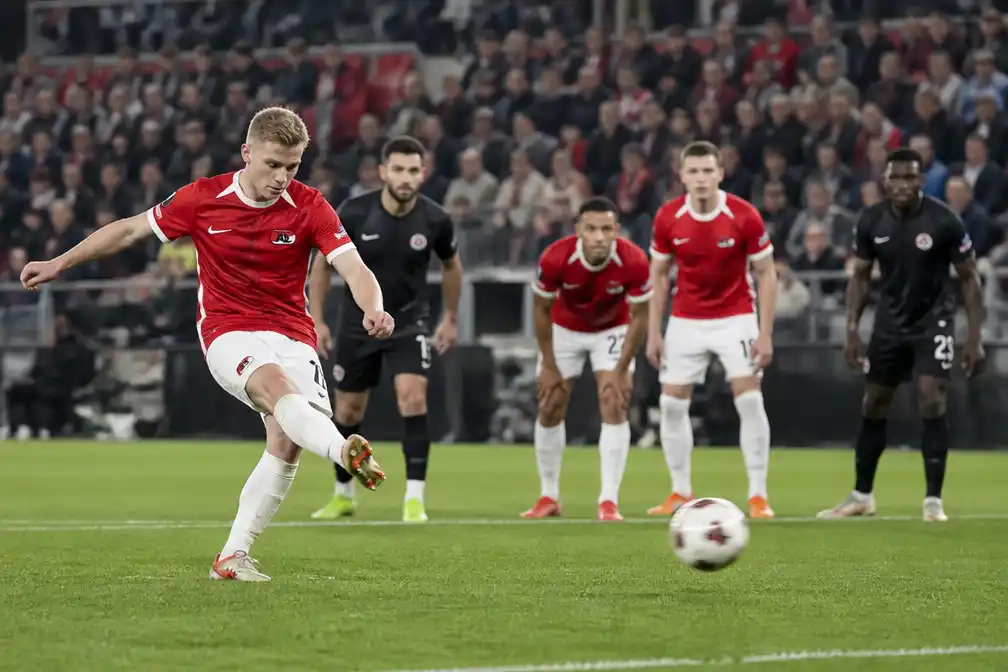 Meerdink scoort met eerste balcontact, AZ verslaat Hapoel Be'er Sheva met 2-1