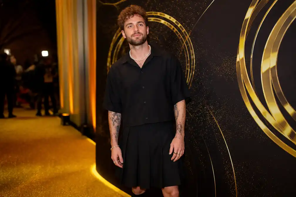 Tim Hofman reageert op kritiek op rok, nagellak en ketting bij Televizier-Ring Gala