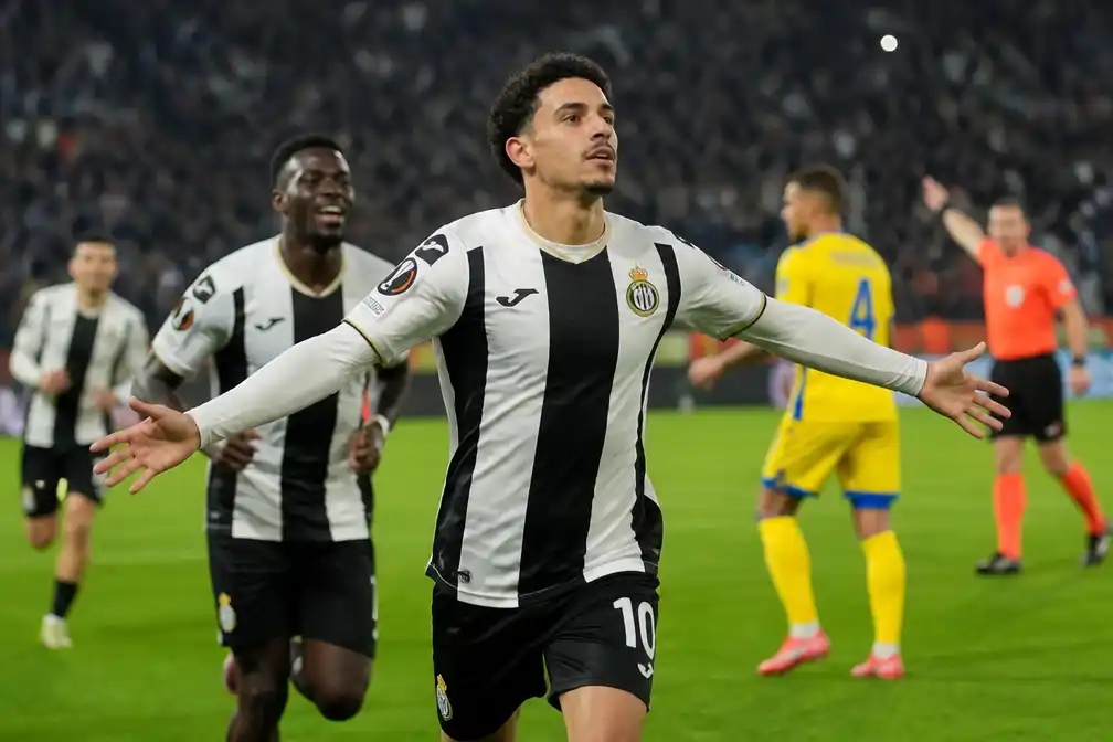 Oud-Feyenoorder Ilias Sebaoui scoort vanaf 40 meter in de Conference League