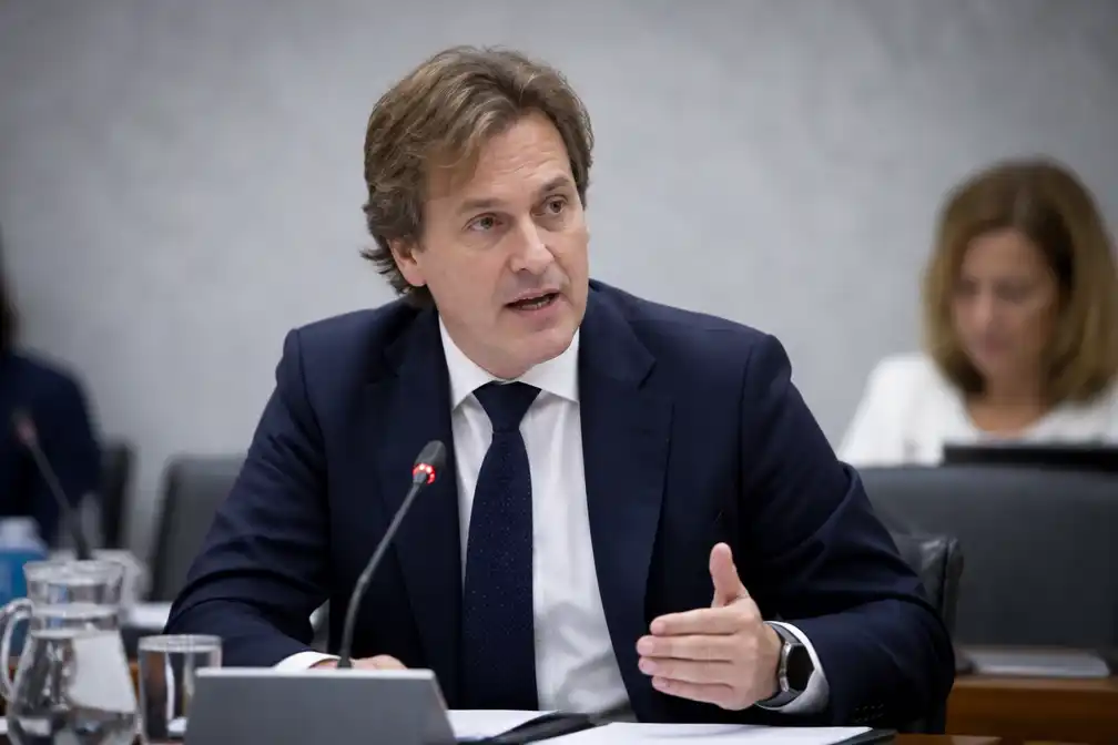 Asielminister Van den Brink verdedigt afschaffen dwangsommen voor asielzoekers
