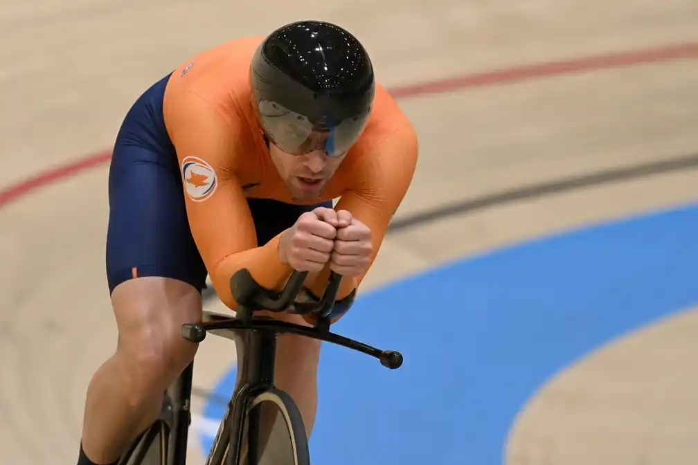 Jeffrey Hoogland pakt vijfde wereldtitel op de kilometer-tijdrit in Sjanghai