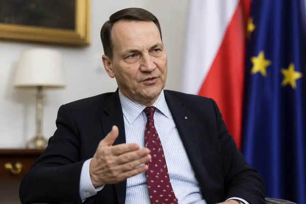 Poolse minister Sikorski: Poetin valt Europa niet aan, troepen ontbreken