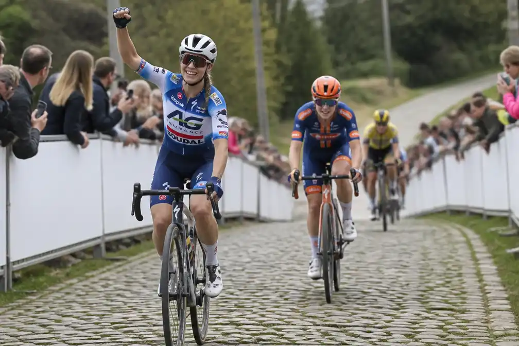 Borghesi wint vierde etappe Eneco Tour, Nooijen behoudt leiding