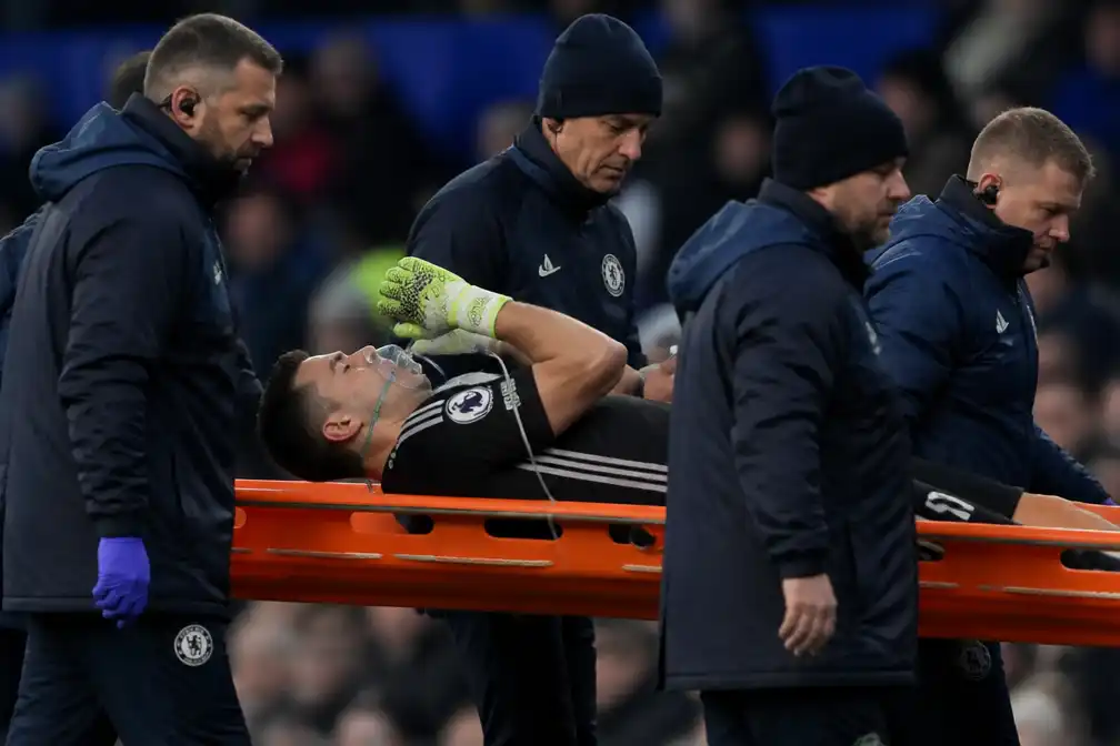 Chelsea-doelman Emiliano Martínez naar ziekenhuis na hoofdbotsing bij Everton