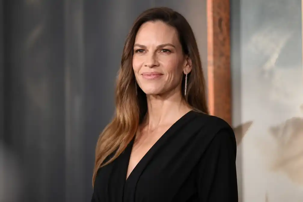 Hilary Swank reageert op kritiek op zwangerschap op haar 52e