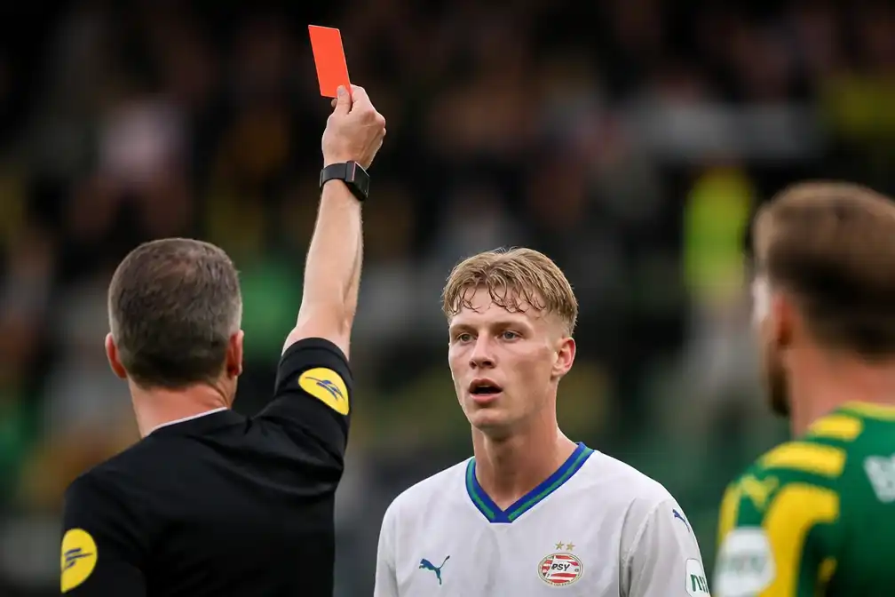 Sven Mijnans biedt excuses aan na rode kaart bij 2-1 verlies PSV tegen ADO Den Haag