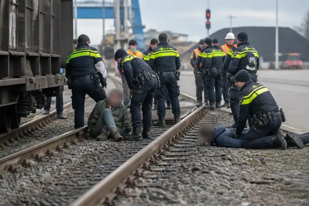 Politie houdt twaalf actievoerders Kappen met Kolen aan bij kolenspoor Rotterdam