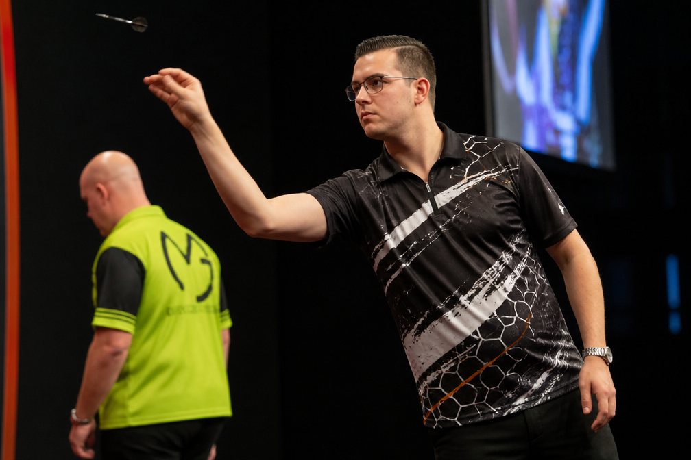 Van Veen gooit recordgemiddelde van 120,24 in Maastricht, Van Gerwen direct uitgeschakeld