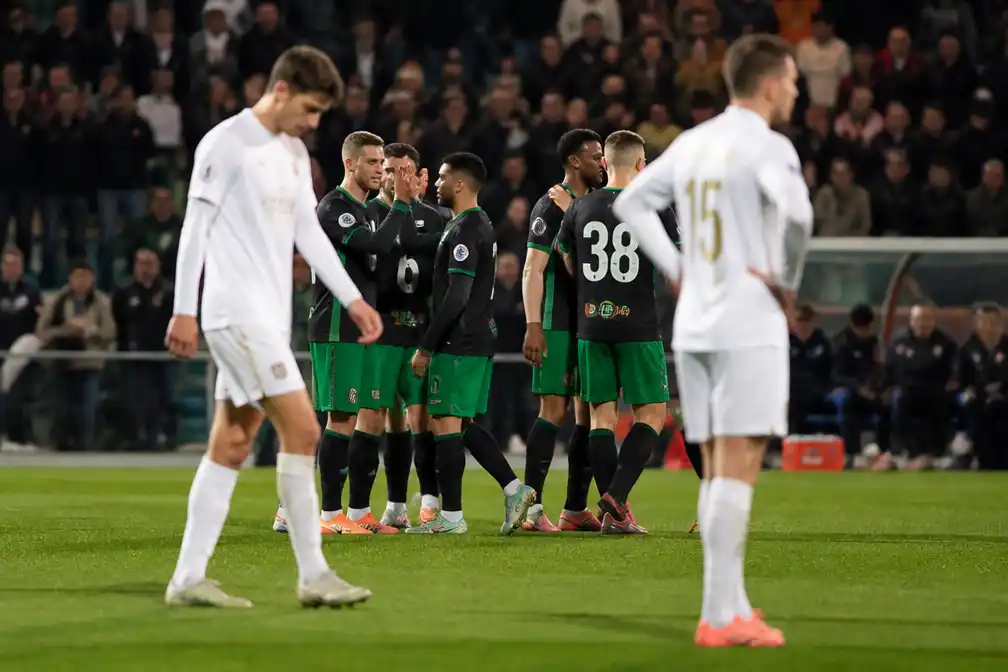 Feyenoord wint zevenklapper bij Telstar en vergroot voorsprong op PSV
