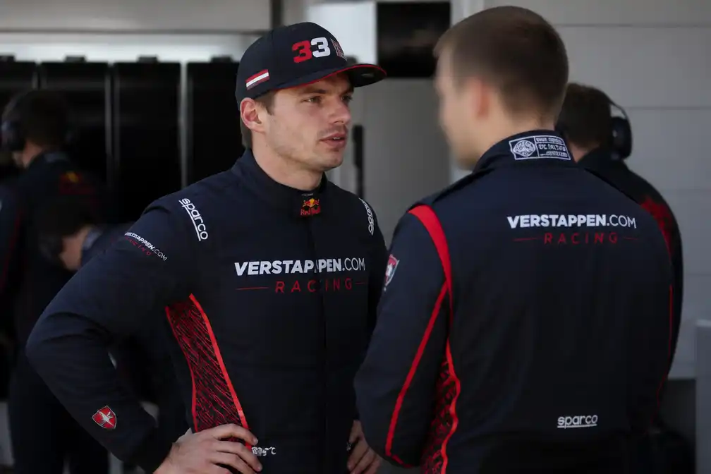 Verstappen rijdt in Portimão van 24e naar negende ondanks straf, teamgenoot Lulham belaagd online