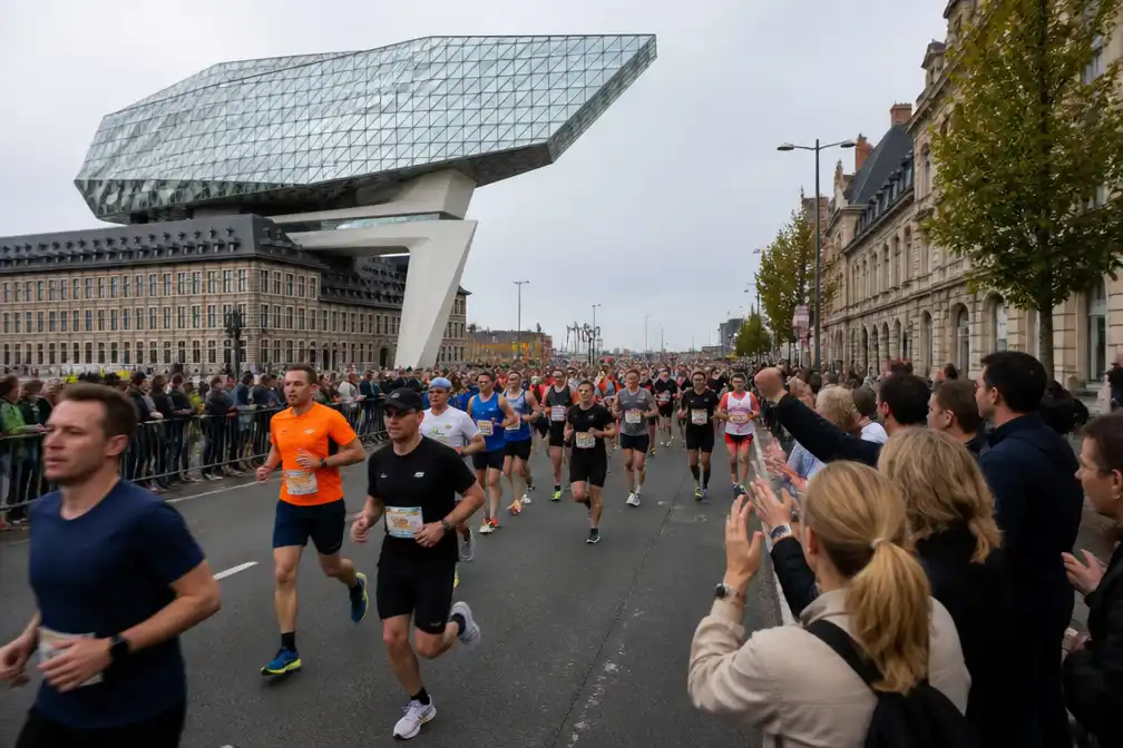 Duizenden lopers vertrokken voor TREK Antwerp Marathon, centrum urenlang afgesloten