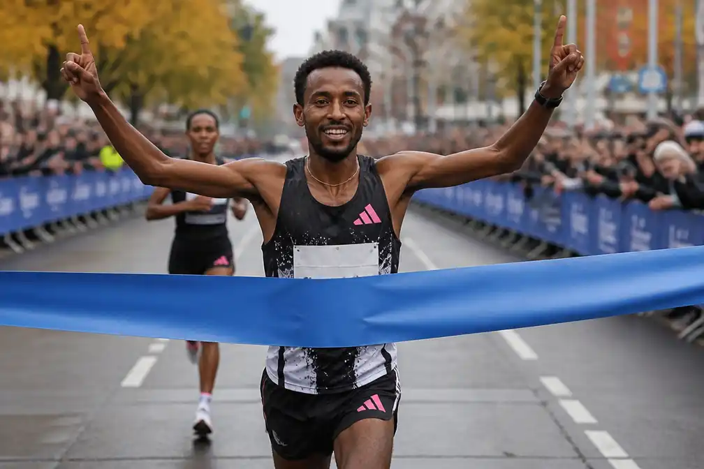 Lemi Berhanu wint Amsterdam Marathon, Buze Diriba snelste vrouw