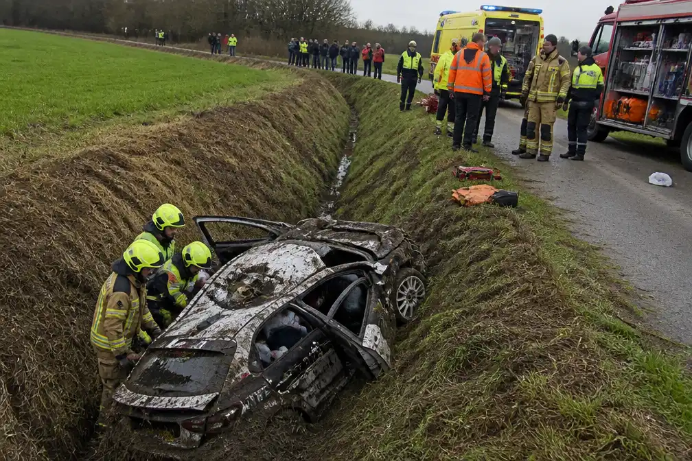Rallywagen crasht in diepe gracht in Kortemark, inzittenden pas na anderhalf uur bevrijd