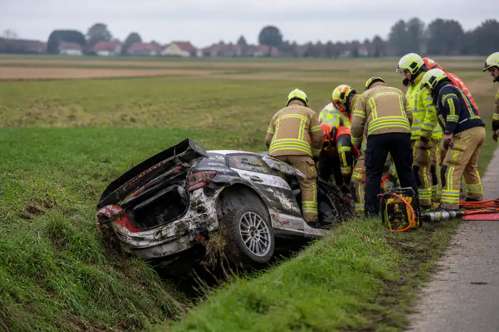Britse vader en dochter lichtgewond na crash met 140 km/u tijdens Hemicuda Rally in Werken